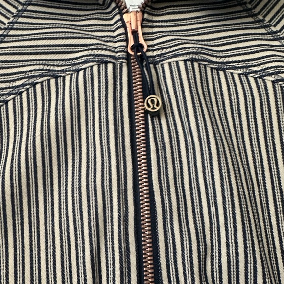 Lululemon Forme Jacket Navy/Tan Stripes with Rose Gold Hardware, Size 12 - Picture 7 of 7